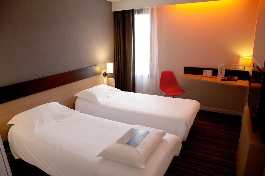 Kyriad Tours Sud - Chambray Les Tours Екстер'єр фото