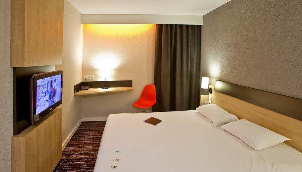 Kyriad Tours Sud - Chambray Les Tours Екстер'єр фото
